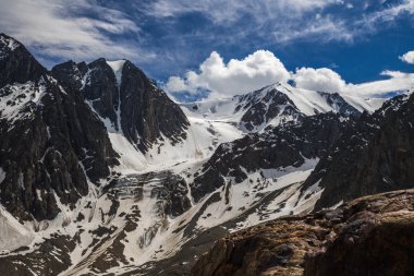 Altay Dağları dağlar manzarada güzel görünümü