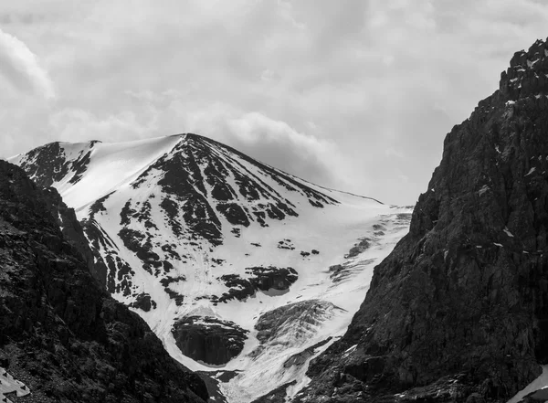 Belle vue sur un paysage de montagnes dans les montagnes de l'Altaï — Photo