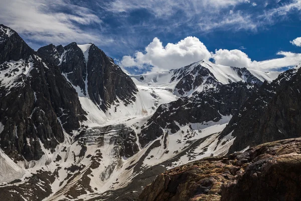 Belle vue sur un paysage de montagnes dans les montagnes de l'Altaï — Photo