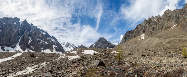 Belle vue sur un paysage de montagnes dans les montagnes de l'Altaï — Photo