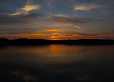 Görkemli kırmızı günbatımı ve nehir onun yansıması