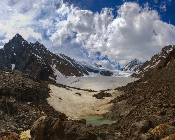 Belle vue sur un lac de montagne dans la région des glaciers — Photo