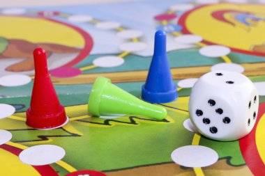 Masa oyunları çocuklar için plastik fiş.