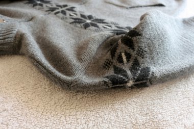 Erkek kazak süsleme ile sıcak.