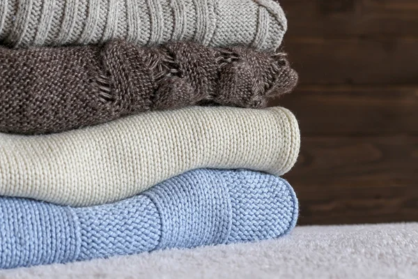 Pila de suéter cálido de punto acogedor en el fondo de su casa  . —  Fotos de Stock