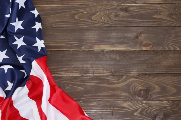 Amerikanische Flagge hölzernen Hintergrund. Die Flagge der Vereinigten Staaten von Amerika. der Ort, um Werbung zu machen, Vorlage. Der Blick von oben. — Stockfoto
