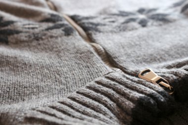 Erkek kazak süsleme ile sıcak.