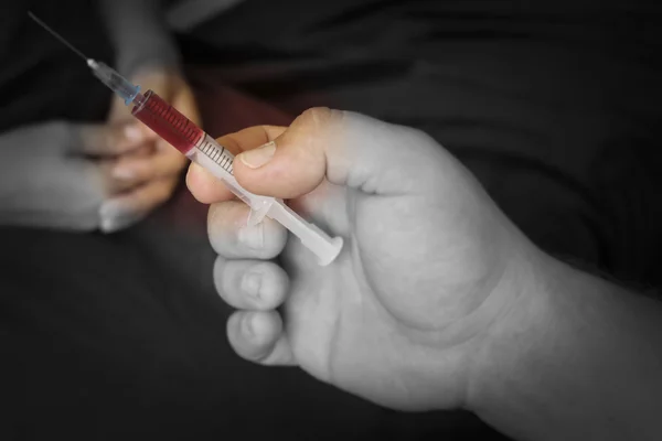 Stabbing drugs. the syringe and the hand enters injections, drugs, doping. — Stock Photo, Image