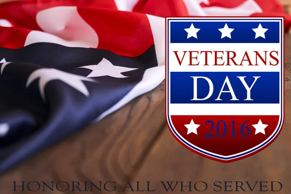 Antecedentes de veteranos. Texto veteranos día 2016 y bandera de EE.UU. sobre fondo de madera . — Foto de Stock