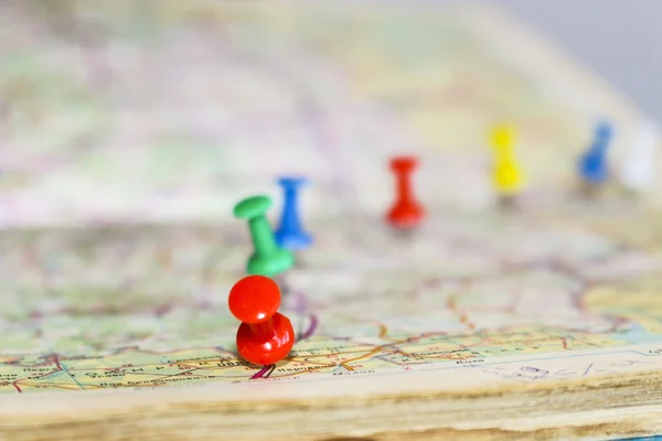 Viaje pontos de destino em um mapa indicado com thumbtacks coloridos e profundidade rasa de campo com espaço para cópia — Fotografia de Stock