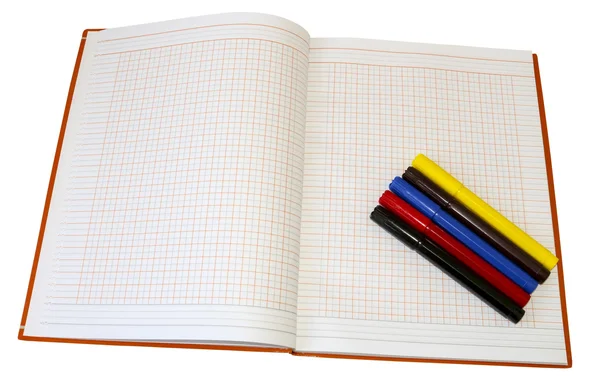 Material escolar. Caderno e marcadores coloridos em uma mesa de madeira escura para o fundo. Desenho com lápis e marcadores coloridos. Para fazer notas . — Fotografia de Stock