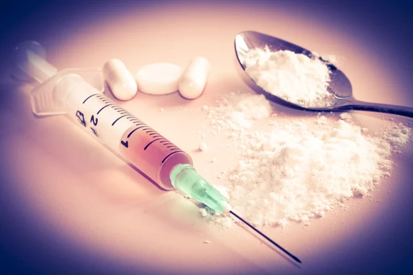 Syringe voorbereiding lepel en bereid de heroïne. Stoppen met het gebruik van drugs. — Stockfoto