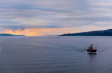 Yelkencilik, Barents Denizi, Norveç Denizi, Finnmark, Norveç, Kuzey Burnu, Mageroya Adası, Arktik şehri, Norveç fiyortları. Yüksek kalite fotoğraf