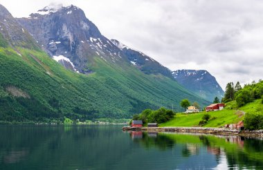 Yelkencilik, Norveç Denizi, Alesund, Hjorundfjord, Finnmark, Norveç, Arktik kasaba, Norveç fiyortları. Yüksek kalite fotoğraf