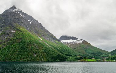 Yelkencilik, Norveç Denizi, Alesund, Hjorundfjord, Finnmark, Norveç, Arktik kasaba, Norveç fiyortları. Yüksek kalite fotoğraf
