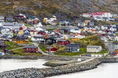 Honningsvag, Nordkapp, Finnmark, Norveç, Kuzey Burnu (Nordkapp). Mageroya Adası, Arktik kasaba, balıkçılık, seyahat, gemi, turizm, liman, renkli, Geceyarısı Güneşi, Kuzey Işıkları. - Evet. Yüksek kalite fotoğraf