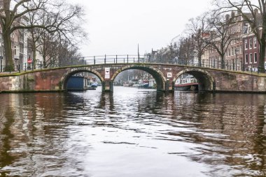 Muhteşem şehir Amsterdam, kanalları, caddeleri, köprüleri, binaları ve eşsiz büyüsü. Yüksek kalite fotoğraf
