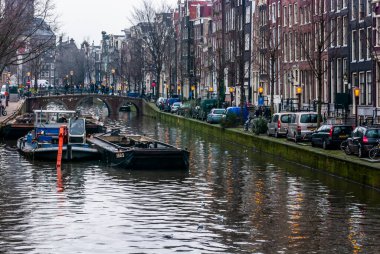 Muhteşem şehir Amsterdam, kanalları, caddeleri, köprüleri, binaları ve eşsiz büyüsü. Yüksek kalite fotoğraf
