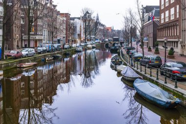Muhteşem şehir Amsterdam, kanalları, caddeleri, köprüleri, binaları ve eşsiz büyüsü. Yüksek kalite fotoğraf