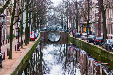 Muhteşem şehir Amsterdam, kanalları, caddeleri, köprüleri, binaları ve eşsiz büyüsü. Yüksek kalite fotoğraf