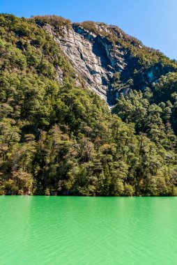 Frias Gölü 'nü Puerto Alegre' den Puerto Frias 'a, Rio Negro Eyaleti, Patagonya, Arjantin. Yüksek kalite fotoğraf
