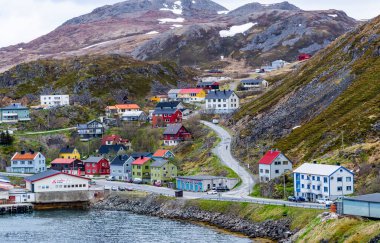 Honningsvag, Nordkapp, Finnmark, Norveç, Kuzey Burnu (Nordkapp). Mageroya Adası, Arktik kasaba, balıkçılık, seyahat, gemi, turizm, liman, renkli, Geceyarısı Güneşi, Kuzey Işıkları. - Evet. Yüksek kalite fotoğraf