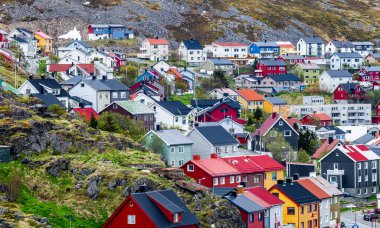 Honningsvag, Nordkapp, Finnmark, Norveç, Kuzey Burnu (Nordkapp). Mageroya Adası, Arktik kasaba, balıkçılık, seyahat, gemi, turizm, liman, renkli, Geceyarısı Güneşi, Kuzey Işıkları. - Evet. Yüksek kalite fotoğraf