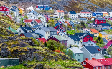 Honningsvag, Nordkapp, Finnmark, Norveç, Kuzey Burnu (Nordkapp). Mageroya Adası, Arktik kasaba, balıkçılık, seyahat, gemi, turizm, liman, renkli, Geceyarısı Güneşi, Kuzey Işıkları. - Evet. Yüksek kalite fotoğraf