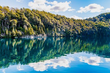 Bahia Mansa 'dan Arrayanes Ormanı' na, Villa la Angostura 'ya, Neuquen' e, Patagonya 'ya, Arjantin' e Nahuel Huapi yelken açmak. Yüksek kalite fotoğraf