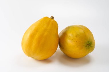 Beyaz arka planda papaya meyvesi