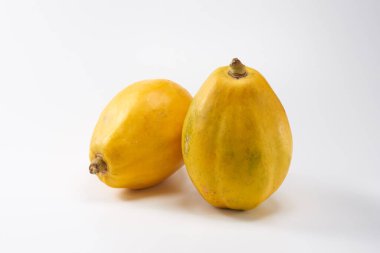 Beyaz arka planda papaya meyvesi