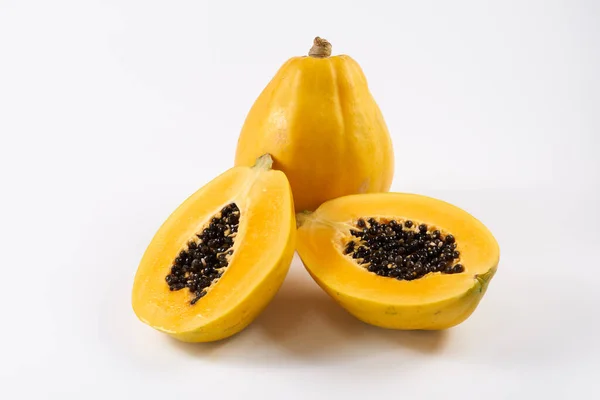 Beyaz arka planda papaya meyvesi