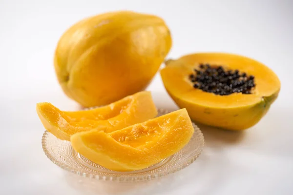 Beyaz arka planda papaya meyvesi