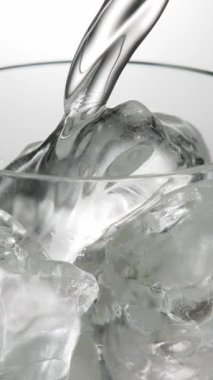 Karbonatlı içeceği bardağa dökme sahnesi