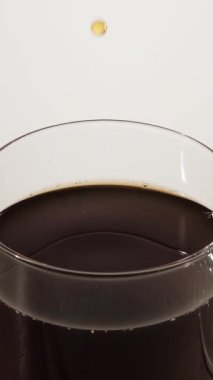 Kahve damlaları ve dalgaların yayıldığı bir sahne.