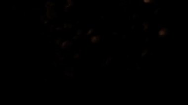 Kahve çekirdekleri havada yüzüyor.