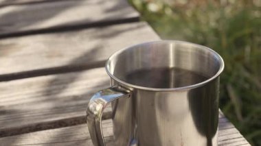 Açık hava bankında kahve iç.