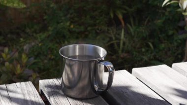 Açık hava bankında kahve iç.