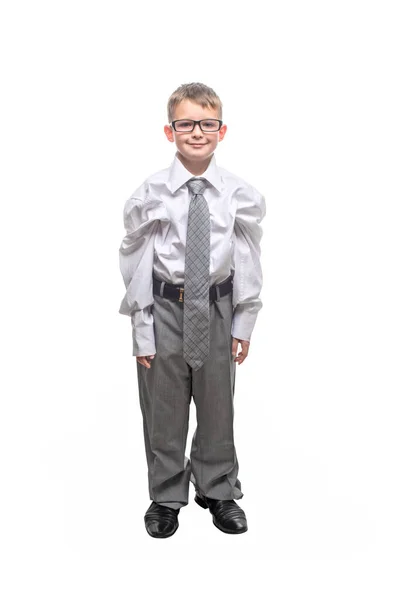 穿着西装和眼镜的小孩是个商人 他父亲的孩子穿着白色背景的西服 — 图库照片