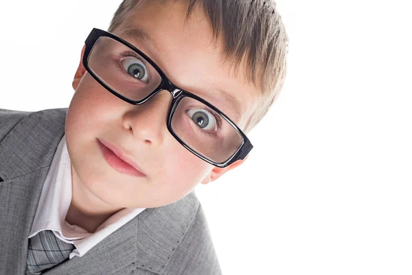 一个穿着白色背景眼镜的滑稽男孩的画像 聪明的孩子穿着西服 戴着眼镜 看着相机 回到学校和教育的概念 — 图库照片