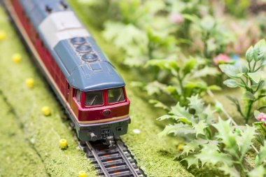Demiryolu modelliği. Demiryollarındaki model tren hakkında yakın plan..