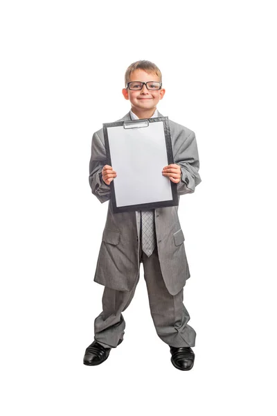 穿着西装和眼镜的小孩是个带着剪贴板的商人 穿着父亲西服的孩子 白色背景的剪贴板上的空白纸片 — 图库照片