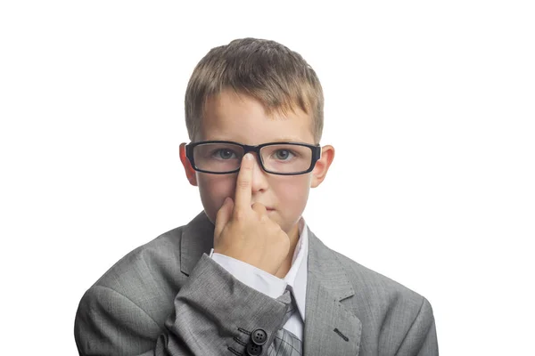 Ребенок Одетый Взрослым Бизнесменом Выпрямляет Пальцем Очки Лицо Умного Мальчика — стоковое фото