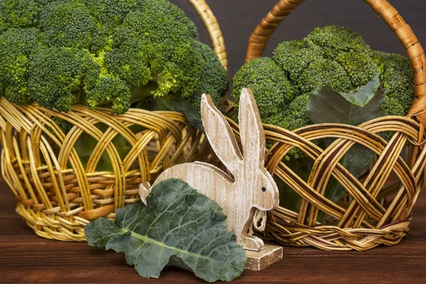 Friss Zöld Brokkoli Káposzta Fonott Kosárban Asztalon Egészséges Vagy Vegetáriánus — Stock Fotó