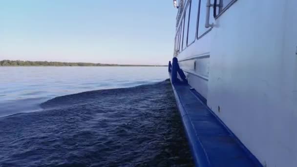 Ondas Agua Vista Lateral Del Barco Moviéndose Través Las Olas — Vídeos de Stock