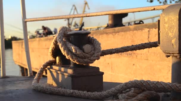 系在船上系泊的绳子 商船停泊在船坞里 固定在码头上的电缆领带 — 图库视频影像