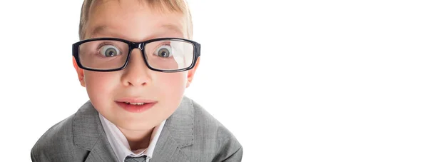 一个戴着眼镜 身穿白色背景西装的有趣孩子的画像 聪明的孩子穿着西服 戴着眼镜 大眼睛看着相机 — 图库照片