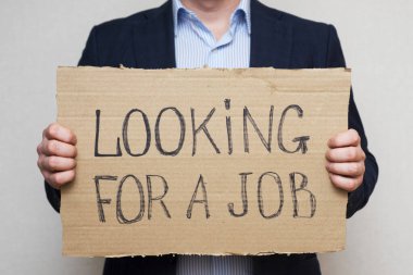 Karantina yüzünden işini kaybeden genç bir işadamı iş arıyor. Bir işadamı, iş arayan bir karton tabela tutuyor. İşsizlik büyümesi kavramı