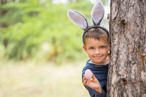 Anak Kecil Lucu Dengan Telinga Kelinci Memegang Telur Paskah Dengan — Stok Foto