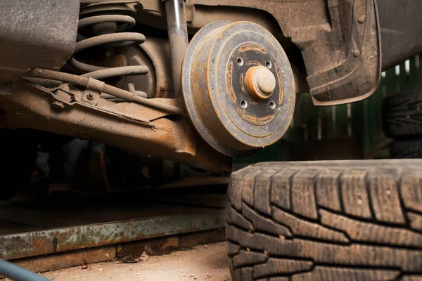 Auto Pneumatico Montaggio Con Ruota Rimossa Primo Piano Del Mozzo — Foto Stock